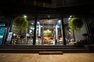 una tienda frente a un restaurante por la noche en sook station, en Bangkok