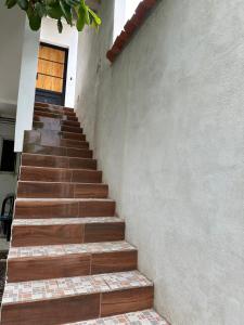 Casa Salo B2 في San Martín Zapotitlán: درج يؤدي لمبنى فيه باب