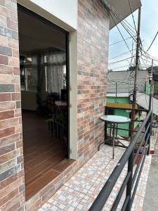 Casa Salo B2 في San Martín Zapotitlán: منزل من الطوب مع فناء وطاولة