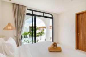 Ένα ή περισσότερα κρεβάτια σε δωμάτιο στο Stylish 3BR Villa - Walk to Pererenan Beach +19 φωτογραφίες