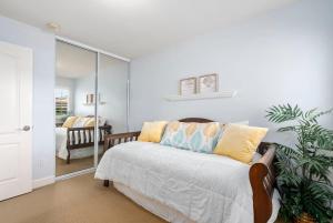 a bedroom with a bed and a mirror at Tranquil Oasis Resort Villa in Honokai Hale