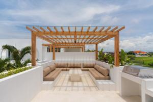 Μπαλκόνι ή βεράντα στο Stylish 3BR Villa - Walk to Pererenan Beach