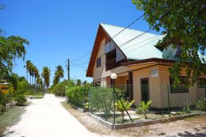 Lianita's Cottage (Selfcatering) في لا ديج: منزل به سياج بجوار طريق ترابي