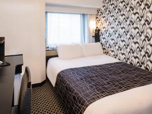 东京APA六本木站前酒店的一间有床和窗户的酒店房间