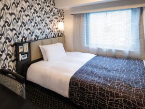 东京APA六本木站前酒店的一间有床和窗户的酒店房间 更多32张照片