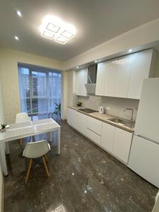 Η κουζίνα ή μικρή κουζίνα στο Двохкімнатна новобудова в районі автовокзалу,дві великі кімнати,парковка,поруч обласна лікарня +11 φωτογραφίες