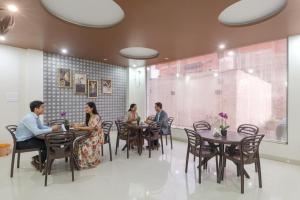 Επισκέπτες που μένουν στο FabHotel US Inn - Sarnath museum