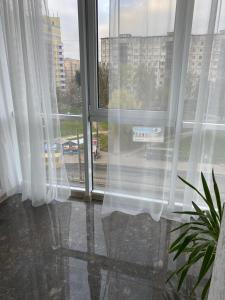 Φωτογραφία από το άλμπουμ του Двохкімнатна новобудова в районі автовокзалу,дві великі кімнати,парковка,поруч обласна лікарня σε Ρίβνε