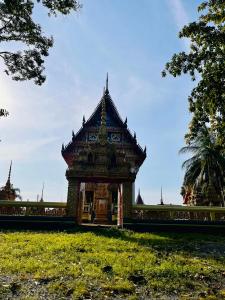 a small building with a roof in a field at Cozy Hideaway 2 BR in Ban Ta Khun