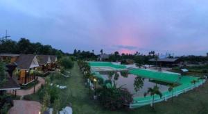 La pileta dentro o cerca de Chang Puak Resort Damnoen Saduak 104 fotos más