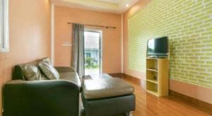 Una televisión o centro de entretenimiento en OYO 949 Sansuk Resort Paknampran