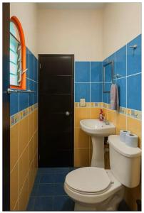 un bagno con un water e un lavandino di 4minutos al centro PARA 12, personas 10 en cama y 2en sofa En Promoción a Tequila