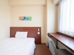 宇都宫Comfort Inn Utsunomiya Kanuma的一间配有床和书桌的酒店房间