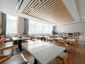 Un restaurante u otro lugar para comer en GreenTree Inn Wuhu Eshan Road University City