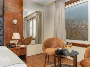 Giường trong phòng chung tại Hotel Black Pearl and Spa, Pahalgam +3 ảnh