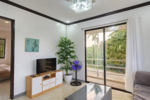 un soggiorno con TV e una grande finestra di Yayay Siargao a General Luna