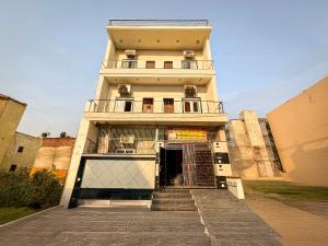 a tall building with a ramp leading up to it at Shree Hanumat Kripa Dham in Vrindāvan