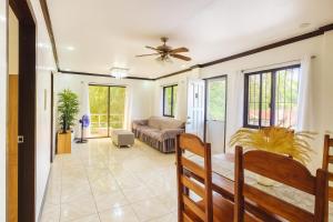 un soggiorno con ventilatore a soffitto e divano di Yayay Siargao a General Luna
