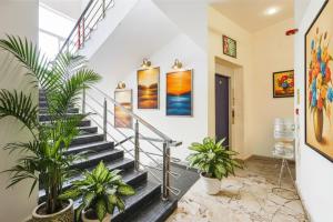 una escalera en una casa con macetas en Fabhotel Tristar Residency - Nr Tambaram Railway Station, en Chennai