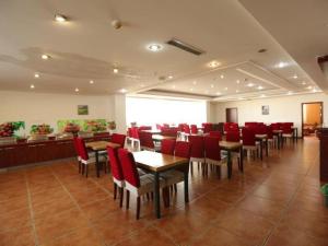 Un restaurante u otro lugar para comer en GreenTree Inn Tianjin Wuqing Distric Bohai Market