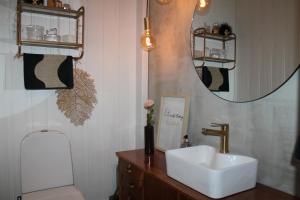 Un baño con lavabo, inodoro y espejo. en Villa Rimppari 3mh 8hlö, en Oulu 25 fotos más