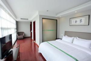 Μια τηλεόραση ή/και κέντρο ψυχαγωγίας στο GreenTree Inn Jiangsu Suzhou New District Science and Technology College Business Hotel