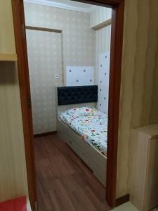 a small bedroom with a bed in a mirror at Aparta Homestay in Pekayon Satu