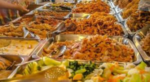 洛坤府The Color Express Hotel的托盘里装满不同种类食物的自助餐