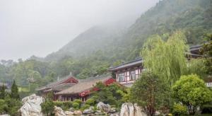 西安市にあるXian Huaqingyutang Hotelの山を背景にした建物