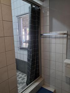 Ένα μπάνιο στο Sea Lions Den Backpackers