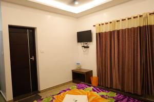 Televiisor ja/või meelelahutuskeskus majutusasutuses Munnar 4 bedroom Rijo villa