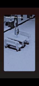 RazëmにあるRazem Lendina e Qeteの雪の中のミシンの写真