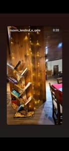 RazëmにあるRazem Lendina e Qeteのダイニングルーム(テーブル、ワインセラー付)