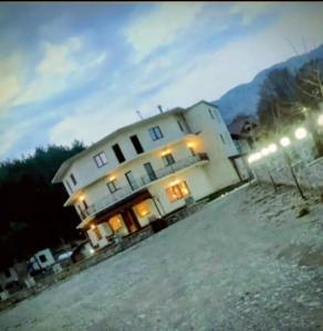 RazëmにあるRazem Lendina e Qeteの白い大きな建物