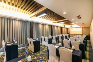 una sala per banchetti con tavoli e sedie in una stanza di SSAW Boutique Hotel Shaoxing Ancient Town a Dongpu