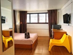 Una televisión o centro de entretenimiento en Iroom Hotel