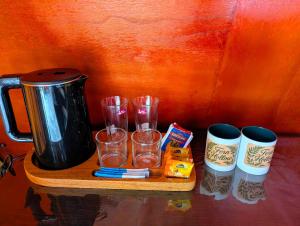 ein Holzregal mit Tassen und einer Kaffeemaschine in der Unterkunft Fern Hollow in Ella + 12 Fotos