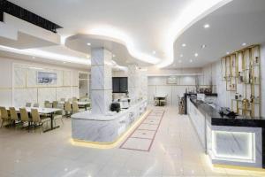 Μια τηλεόραση ή/και κέντρο ψυχαγωγίας στο Grand Malioboro Yogyakarta