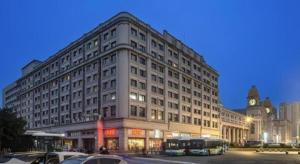 El edificio en el que está el hotel