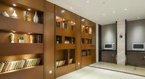 Una televisión o centro de entretenimiento en City Comfort Inn Wuhan Hankou Railway Station West Square