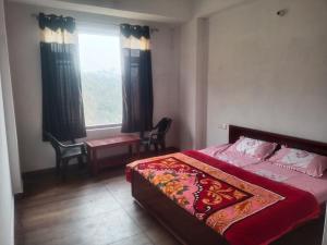 Ένα ή περισσότερα κρεβάτια σε δωμάτιο στο Shree Niwas Home Stay