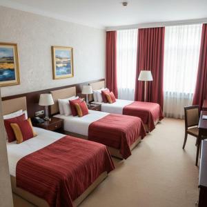 Postel nebo postele na pokoji v ubytování Khatai Full Board Hotel