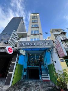 胡志明市Mi Linh Hotel的一栋建筑前面有 MRI 午餐酒店标志