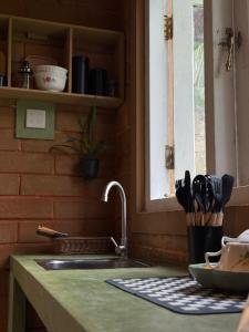 een aanrecht met een wastafel en een raam bij Eco Bricks in Ahangama