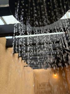 een douche met water dat eruit komt bij Eco Bricks in Ahangama