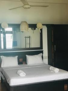 Кровать или кровати в номере Raaju fisherman life resort