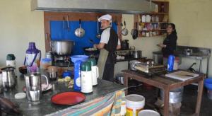 AstamMystique Highland Resort的做饭的厨房里的男女