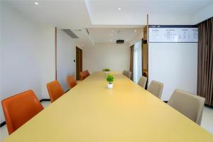 a conference room with a long table and chairs at City Comfort Inn Chongqing Jiangbei Airport T3 Terminal in Chongqing
