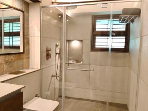 ChillithoduAelam Acres的带玻璃淋浴和马桶的浴室 更多22张照片