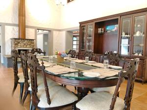 ChillithoduAelam Acres的有一张长桌子和椅子的餐厅